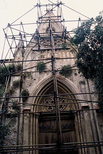 Façade ouest, travée centrale en restauration.