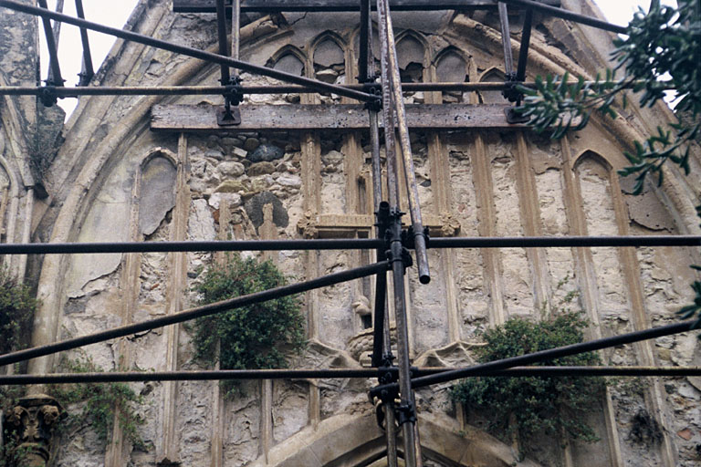 Façade ouest, travée centrale en restauration, détail sur gâble.