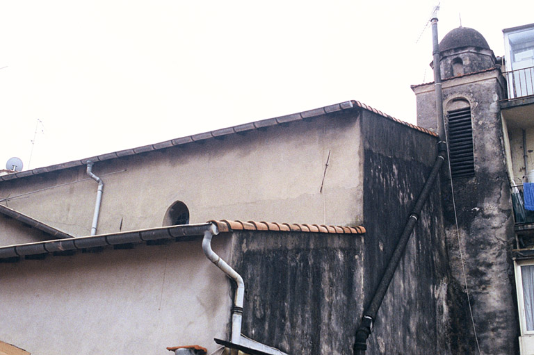 Clocher et façade latérale nord, vus de la cour voisine.