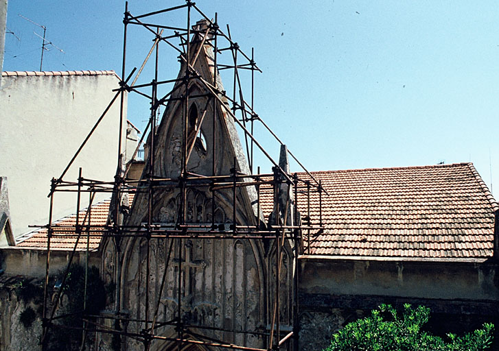 Façade ouest, détail du gâble et couverture.