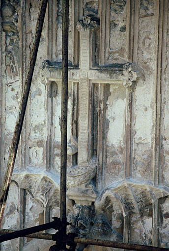 Façade ouest, portail néo-gothique, détail sur croix en partie supérieure.