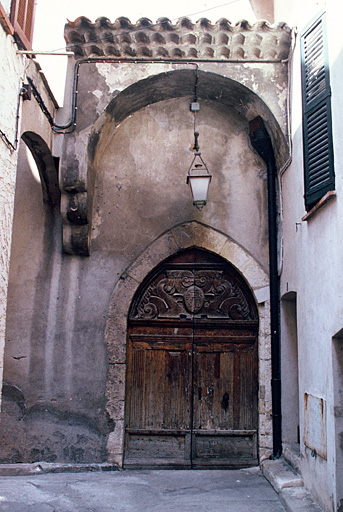 Entrée sur la rue Saint-Bernardin au sud.