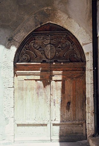 Entrée sur la rue Saint-Bernardin au sud.