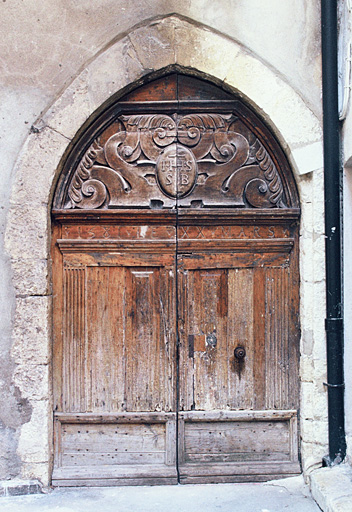 Entrée sur la rue Saint-Bernardin au sud.