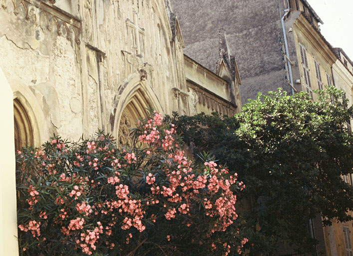 Façade sur rue Rostan.