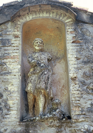 Porche d'entrée, détail sur niche avec statue de Saint-Jean.