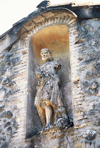 Porche d'entrée, détail sur niche avec statue de Saint-Jean.