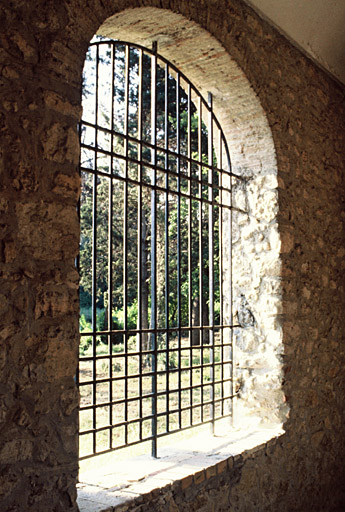 Sous le porche, détail sur la grille.