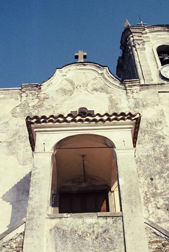 Façade principale, détail sur porche d'entrée.