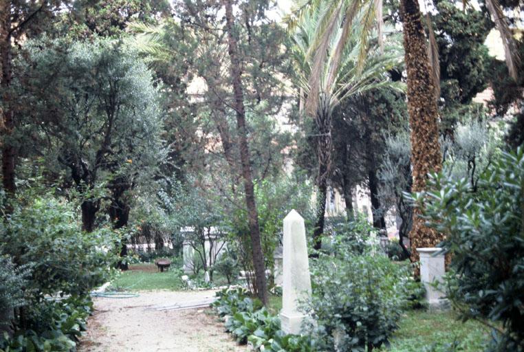 Jardin aux abords.