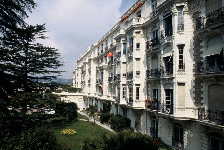 Façade sud, vue du sud-est.