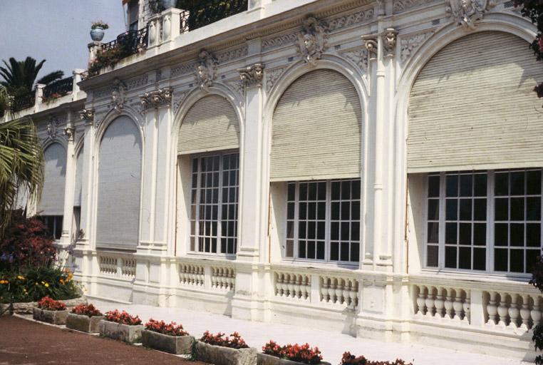 Façade sud, détail sur baies du hall.