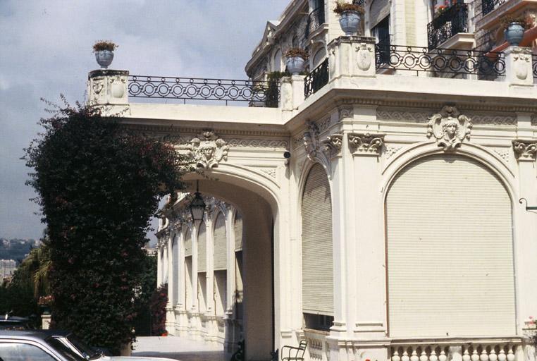 Façade sud, détail sur le porche.