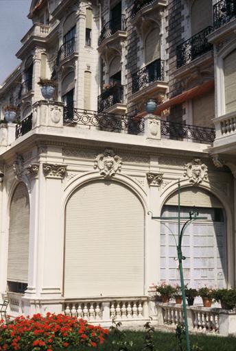 Façade sud, détail sur les baies du hall.