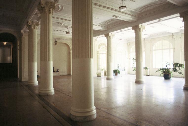 Le hall, vue générale vers le sud.