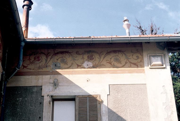 Ancien pavillon de magnétique (La Trinité), détail frise peinte.