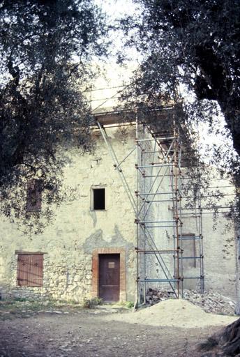 Logis, façade sud, greffé au transept.