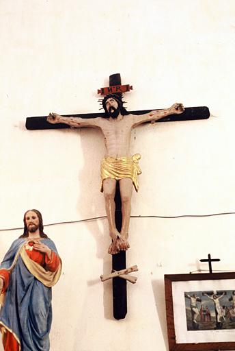 Crucifix, mur droit de la nef.