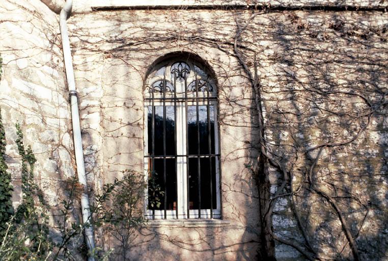 Façade sud-ouest, détail sur ouverture du premier niveau.