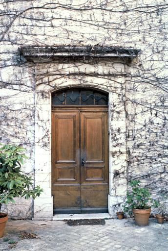 Porte sur cour intérieure.