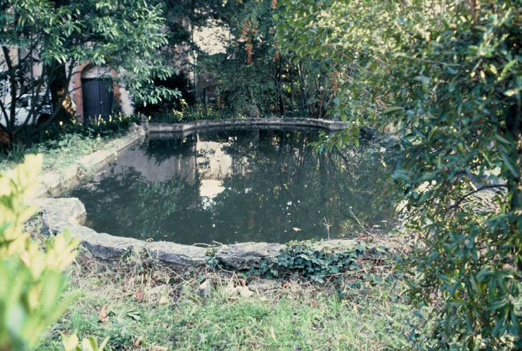 Parc, détail sur bassin devant la tour Est.