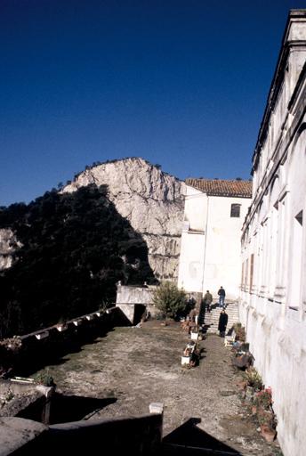 Cour devant la façade.