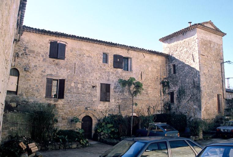 Bâtiment conventuel, aile sud et cour du cloître.