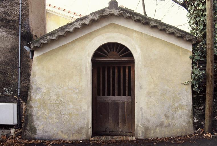 Une des chapelles, façade d'entrée.