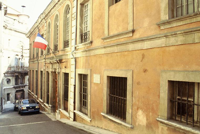 Façade d'entrée depuis la rue.