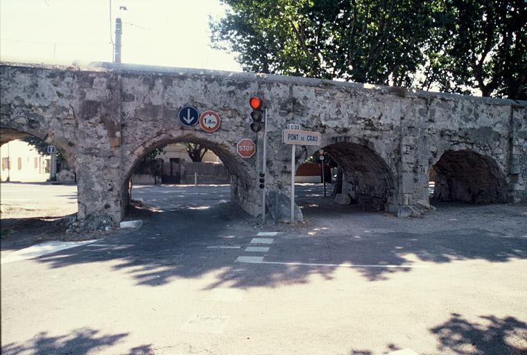 Vue générale de l'aqueduc de Crapone.