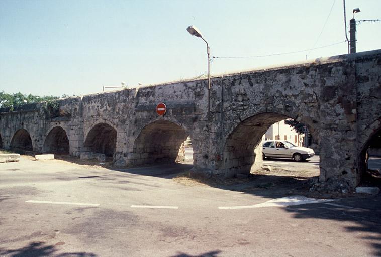 Vue générale de l'aqueduc de Craponne.