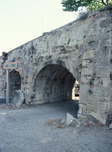 Vue générale de l'aqueduc de Craponne.