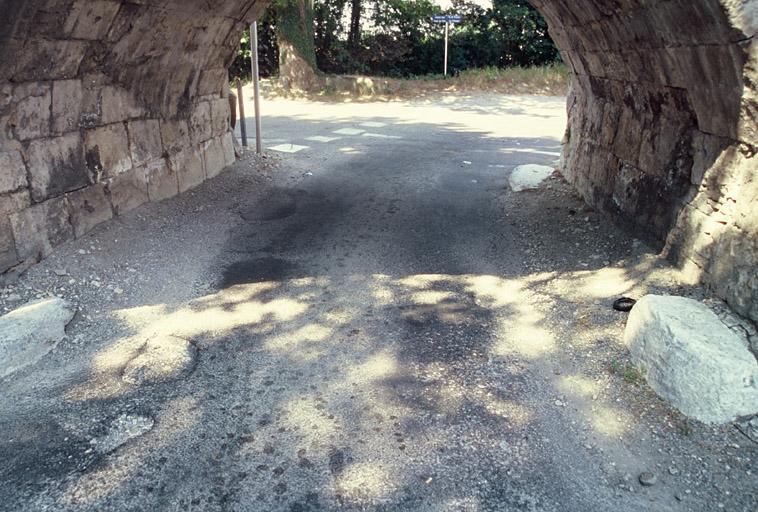 Vue de l'aqueduc de Craponne, traces de pierres romaines ?.