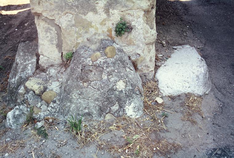 Vue de l'aqueduc de Craponne, traces de pierres romaines ?.