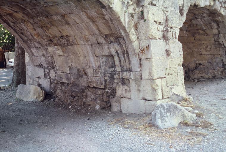 Vue de l'aqueduc de Craponne, traces de pierres romaines ?.