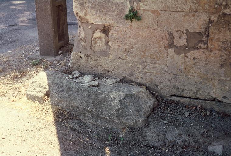 Vue de l'aqueduc de Craponne, traces de pierres romaines ?.