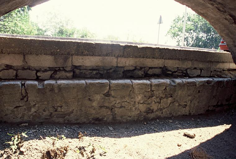 Vue de l'aqueduc de Craponne, détail du soubassement de la chaussée longeant l'aqueduc.