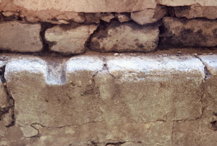 Vue de l'aqueduc de Craponne, détail du soubassement de la chaussée longeant l'aqueduc.