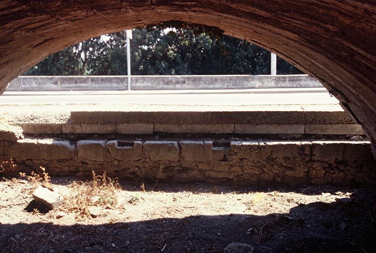 Vue de l'aqueduc de Craponne, détail du soubassement de la chaussée longeant l'aqueduc.