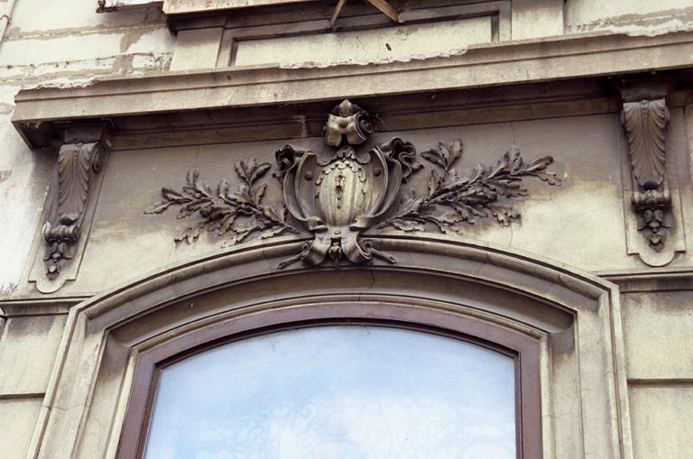 Vue de la façade nord, détail de la porte d'entrée.