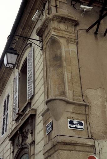 Vue de la façade nord, détail de l'oratoire d'angle.