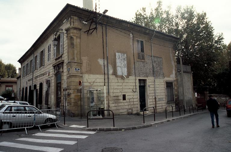 Vue de la façade latérale à l'ouest.