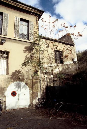 Vue de la façade sud, détail de la porte cochère.