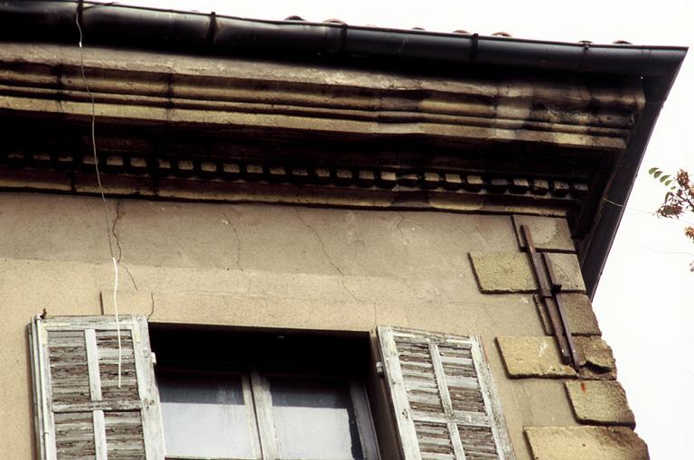 Vue de la façade sud, détail de la corniche.