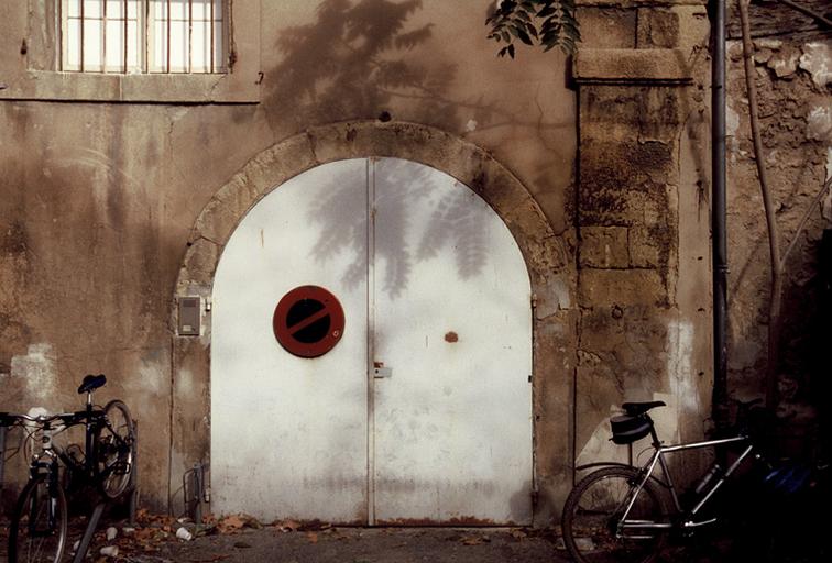 Vue de la façade sud, détail de la porte cochère.