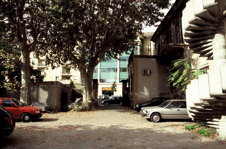 Vue de la cour au sud et du portail.