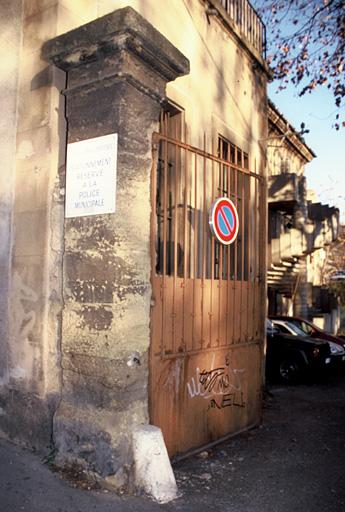 Vue du portail d'entrée dans la cour.