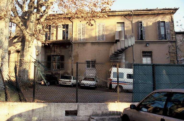 Vue de la façade sud depuis la cour.