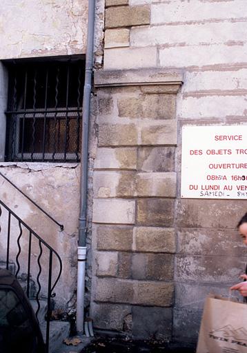 Vue d'un détail de la façade, le chaînage d'angle.