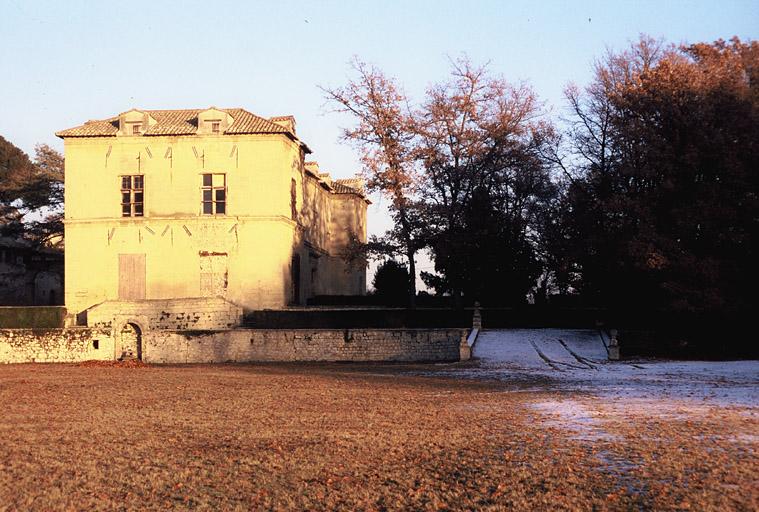 Vue du château à l'ouest et du jardin.